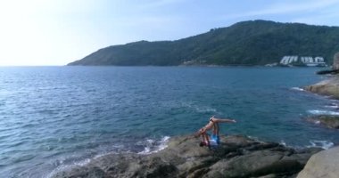 Hava: Buzlu Acro Yoga yaparken çift denize yakın:.