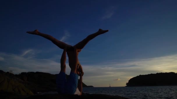 Acro Yoga al atardecer en la playa . — Vídeos de Stock