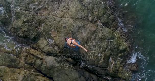 Antenne: Acro Yoga met twee partners op de rotsen in de buurt van de zee. — Stockvideo