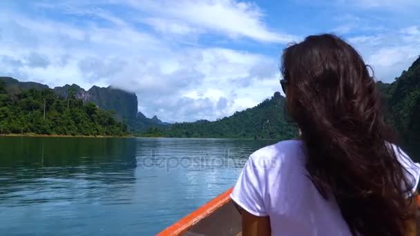 Asiática chica navega en un barco en un hermoso lago entre la selva tropical . — Vídeos de Stock