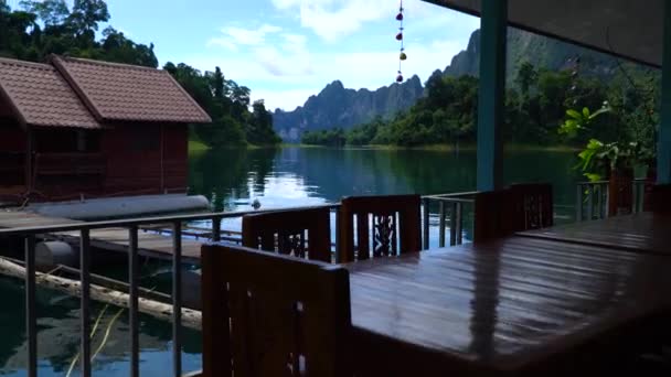 Restaurace Cafe u jezera s výhledem na hory. — Stock video
