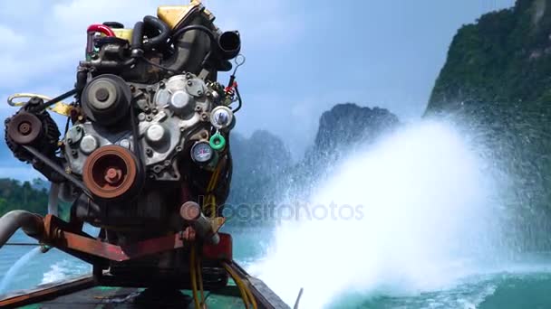 En närbild av en motor på en thailändsk longtail-båt och en spray från dess propeller. — Stockvideo