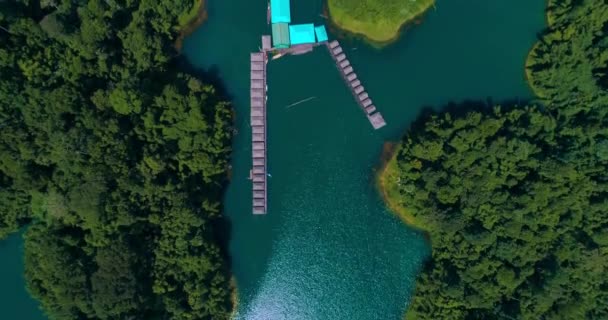 Воздушная: база на озере среди гор и джунглей . — стоковое видео