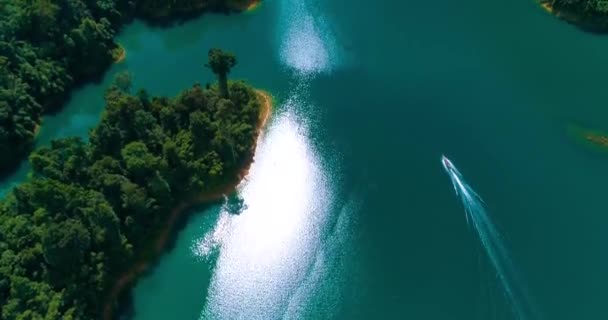 Antenn: Båtar segla mot varandra längs sjön bland bergen. — Stockvideo