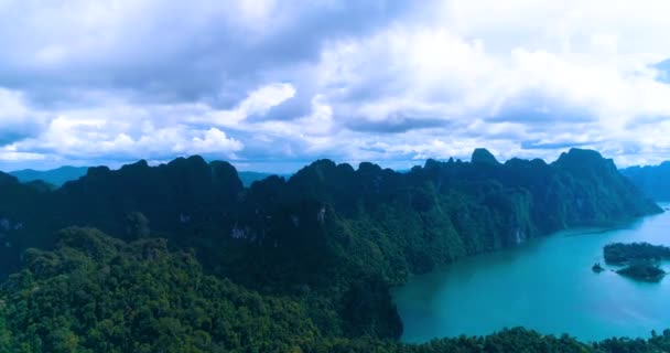 Vue aérienne : Panorama d'un paysage montagneux avec un lac et un ciel nuageux . — Video