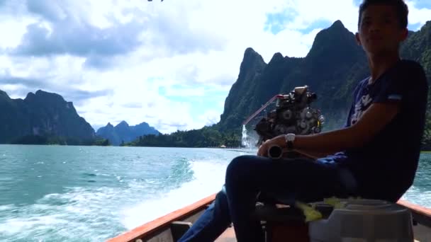 Pescador tailandés conduciendo el barco de cola larga con un gran motor . — Vídeo de stock