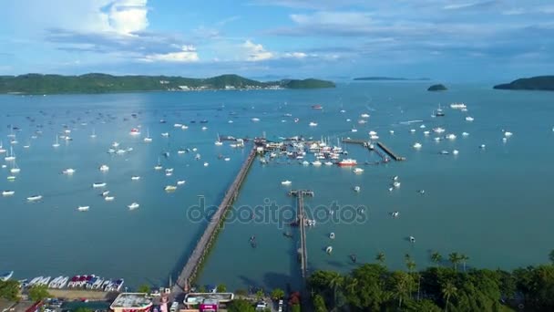 Aérien : Hyperlapsus du drone. Navires sur la jetée . — Video