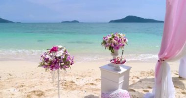 Anteni: Güzel düğün süslemeleri çiçekli beyaz kum plaj.