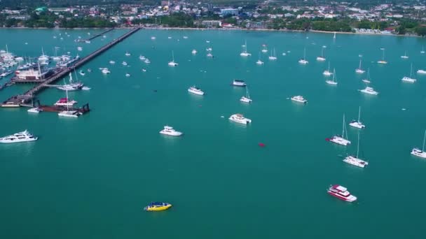 Aerial: Drone hyperlapse. Muchos barcos se mueven en la bahía . — Vídeo de stock