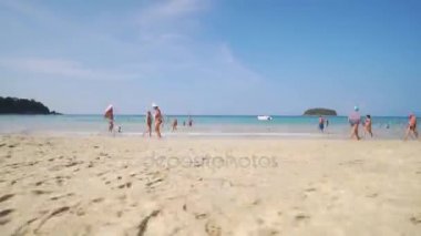 Phuket, Tayland 15 Aralık 2017: Hyperlapse insan sahilde.