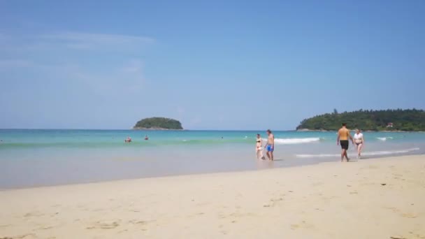 PHUKET, TAILANDIA diciembre 15, 2017: Hiperlapso de personas que se relajan en la playa . — Vídeo de stock