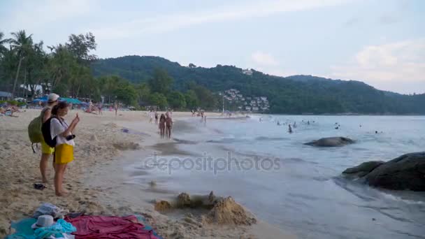 Phuket, Thajsko Prosinec 15, 2017:Timelapse lidí jsou odpočívající na pláži. — Stock video