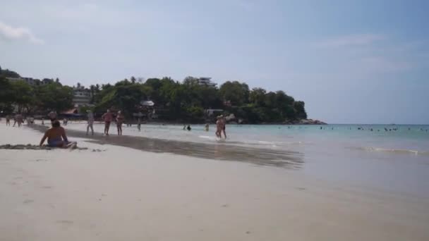 PHUKET, TAILANDIA diciembre 15, 2017: Hiperlapso de personas que se relajan en la playa . — Vídeos de Stock