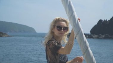 Bir yatta yüzen güneş gözlüklü bir kız Close-Up.