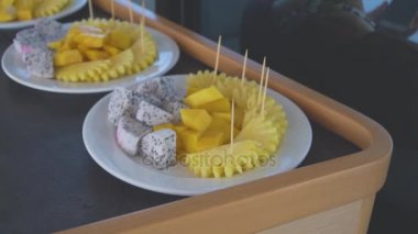 Sarışın kız bir yatta yelken ve telefonda bir ileti yazar.