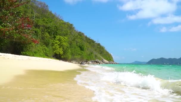 거품을 가진 파도 모래 해변에 흩어져 있습니다. 태국. — 비디오