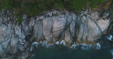Hava: Bir adam bir uçurum deniz kenarında üzerinde tek başına duran ve duygusal olarak poz.