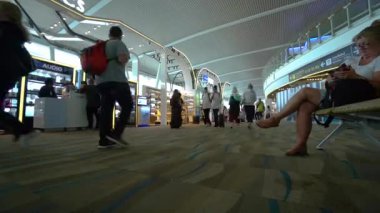 Phuket - 13 Kasım 2019: havaalanındaki insanların zamanlaması. Phuket. Tayland.