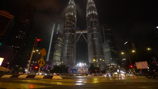 KUALA LUMPUR, MALASIA noviembre 13, 2019: Las Torres Petronas desde una encrucijada peatonal . — Vídeo de stock