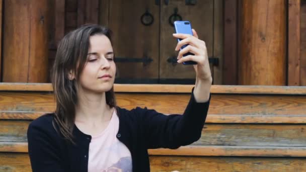 Sonriente joven hembra tomando una selfie — Vídeo de stock