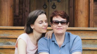 Kızı kucaklamaları ve annesini öper