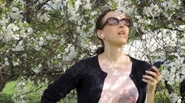 Mobil müzik dinlemek çekici genç bayan