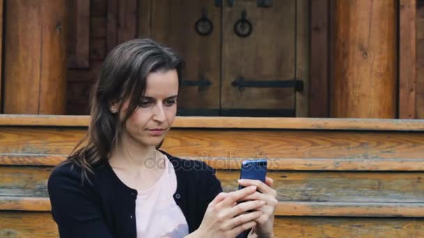 Молодая женщина расчесывает волосы для селфи — стоковое видео