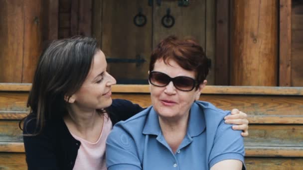 Hija abraza de corazón y besa a su madre — Vídeos de Stock