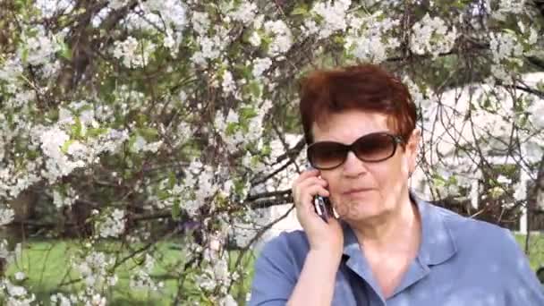 Starsza kobieta o rozmowy na telefon komórkowy — Wideo stockowe