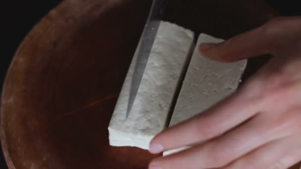 Kobiece ręce kostkę tofu — Wideo stockowe