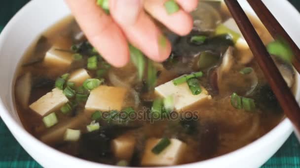 Miso leves bőséges adag meghintjük az apróra vágott mogyoróhagyma — Stock videók