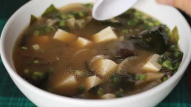 Miso çorbası ile beyaz kaşık makro çekim karıştırma
