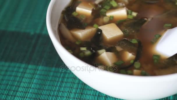 Panorámafelvétel szemcsésedik-ból nagy tál miso leves — Stock videók