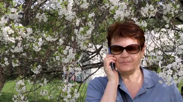 Starší žena bavit na smartphone — Stock video