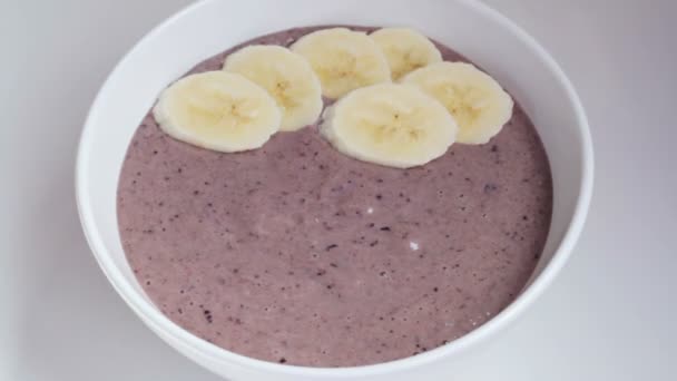 Time lapse of smoothie bowl topped with fruit — Stock Video