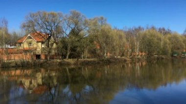 Eve erken Bahar Nehri kıyısında