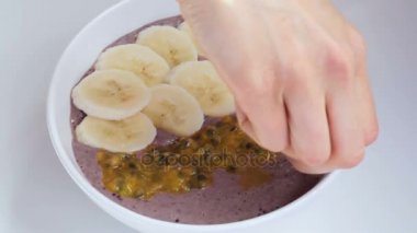 Güler yüzlü kase kabak çekirdeği ile tepesi
