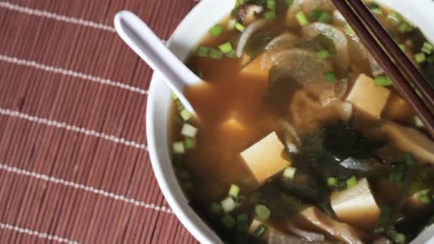 Melacak semangkuk besar sup miso — Stok Video