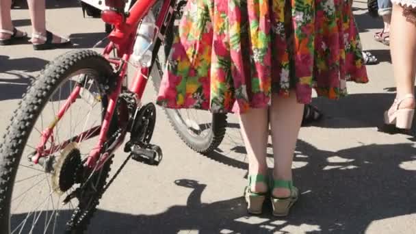 Ben i vackra färgglada kjol flytta till musik — Stockvideo