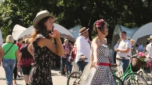 Filles dansantes au défilé Lady on Bike — Video