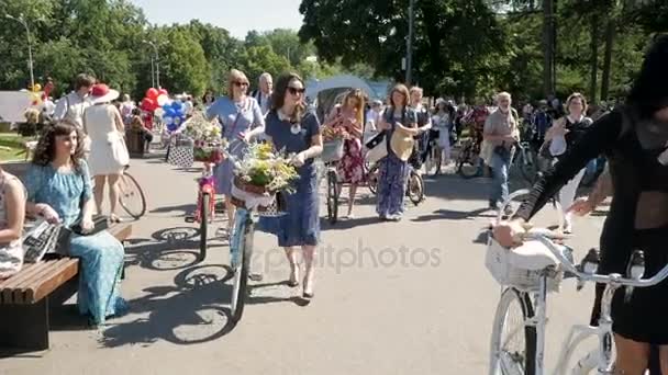 Las mujeres se reúnen en el desfile Lady on Bike — Vídeos de Stock