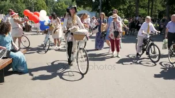 Kobiety zbierają się w Pani na Bike parade — Wideo stockowe