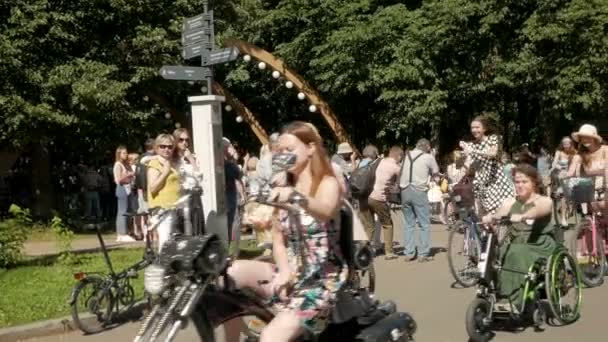 妇女们聚集在夫人上自行车游行 — 图库视频影像