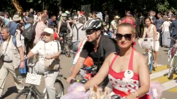 Vrouwen rijden fietsen op Lady op Bike parade — Stockvideo