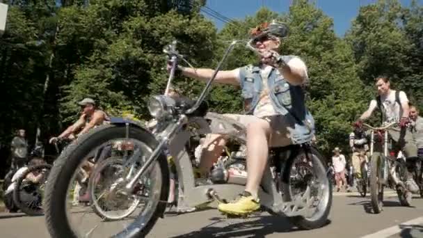 男性と女性のバイク パレードの女性で自転車に乗る — ストック動画