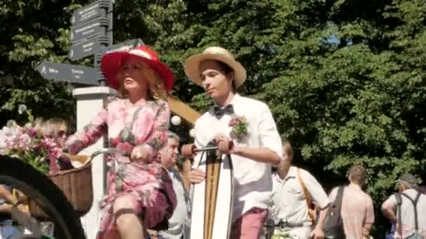 Pareja vestida en el desfile de Lady on Bike — Vídeos de Stock