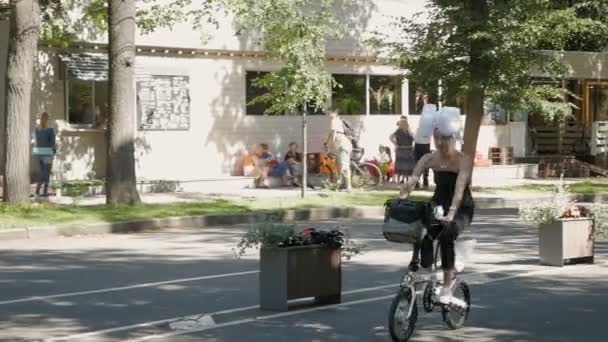 Жінка їде велосипед на леді на велосипеді парад — стокове відео