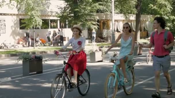 妇女骑自行车游行在女士自行车 — 图库视频影像