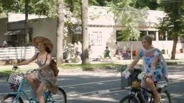 Kadın Bayan Bisiklet Bisiklet geçit binmek.