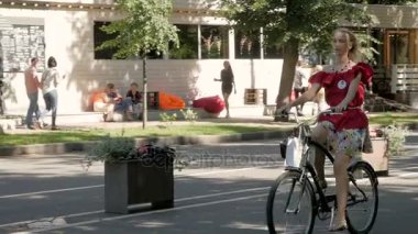 Kadın kadına Bisiklet geçit toplamak.